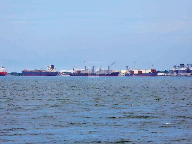 Este grupo de barcos esperaba en bahía para atracar en la terminal administrada por Logra-TEH.