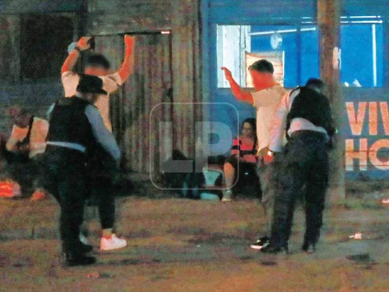 Un equipo de LA PRENSA Premium se infiltró entre los migrantes para constatar cómo policías hondureños hacen cobros ilegales a a los extranjeros.