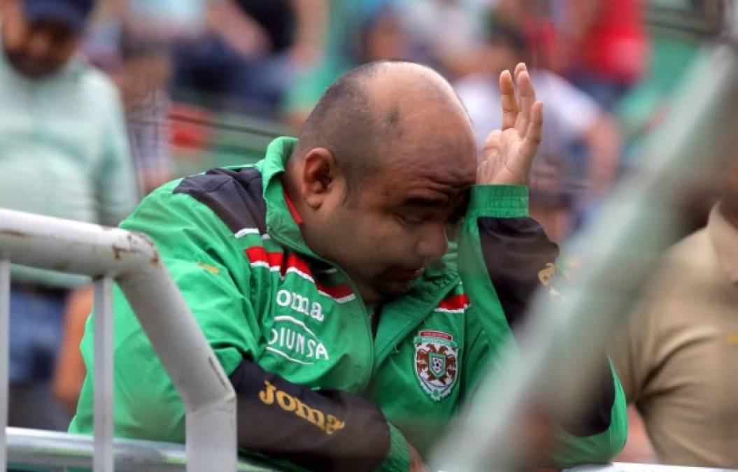 Este aficionado sufrió la eliminación de su Marathón y no pudo evitar las lágrimas.