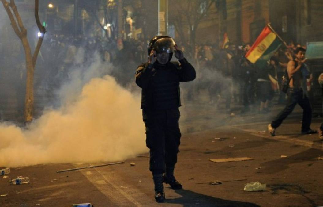 Los choques entre las fuerzas de seguridad y los manifestantes iniciaron en la madrugada en las ciudades de La Paz y Santa Cruz, previo al inicio de una huelga general indefinida.