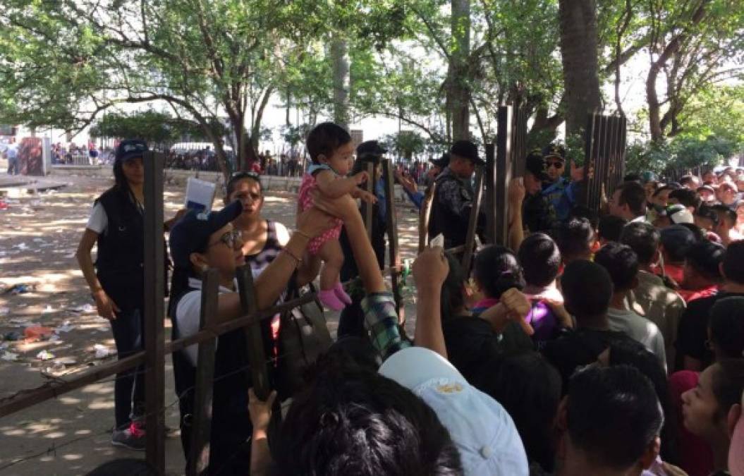 Desde las 4:00 am cientos de hondureños comenzaron a hacer filas en el Registro Nacional de las Personas (RNP) en San Pedro Sula.
