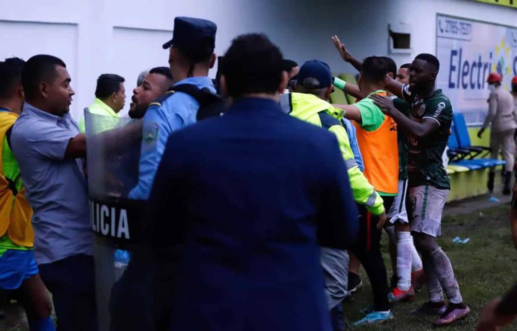 El partido Olancho FC-Marathón, correspondiente a la vuelta del repechaje del Torneo Apertura 2022, terminó en una batalla campal en plena cancha del estadio Juan Ramón Brevé Vargas.