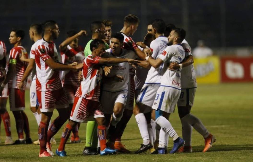 Futbolistas de Olimpia y Vida protagonizaron una pequeña bronca durante el partido.