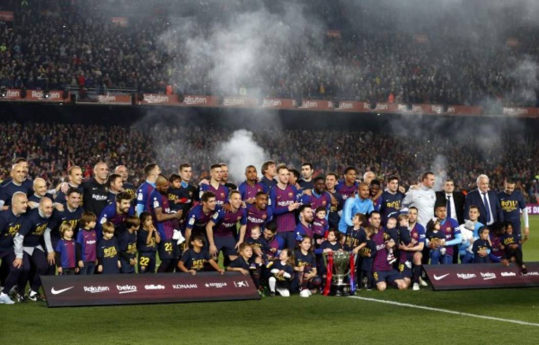 Los jugadores del Barcelona posando con el trofeo de campeones junto a sus hijos. Foto AFP