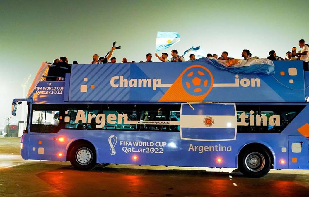 Champán y cerveza: Caravana de Argentina en calles de Doha