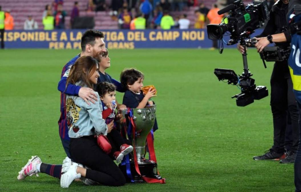 Messi celebrando en familia, con sus tres hijos Thiago, Mateo y Ciro y su hermosa esposa Antonella Roccuzzo. Foto AFP
