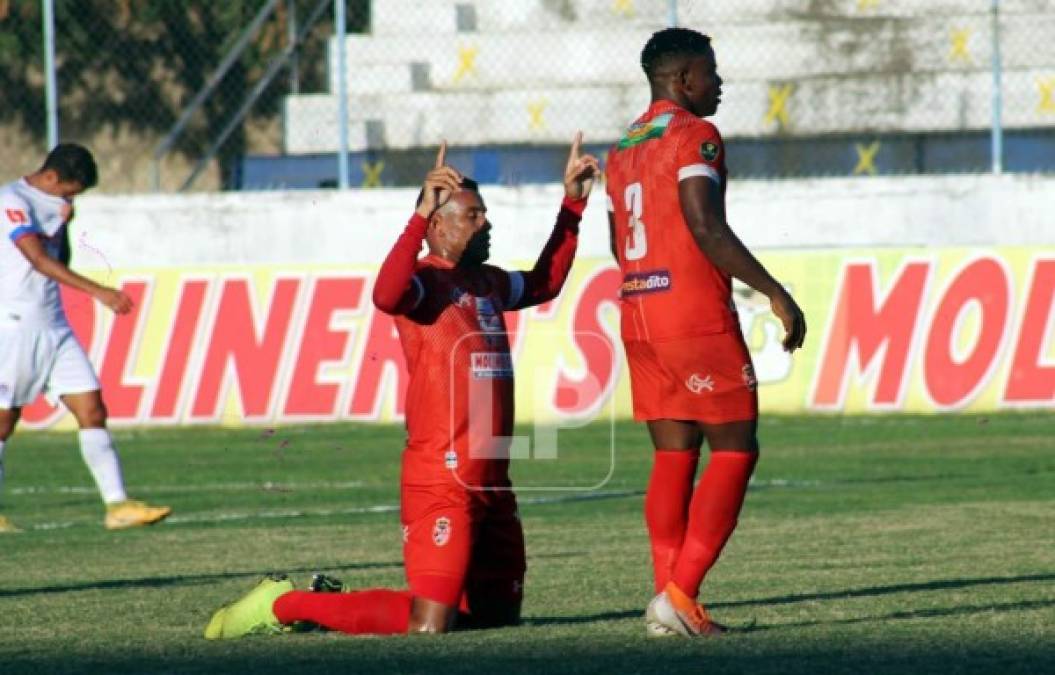 Kenrick Cárcamo festeja su gol que dio el empate a la Real Sociedad 2-2 contra Olimpia.