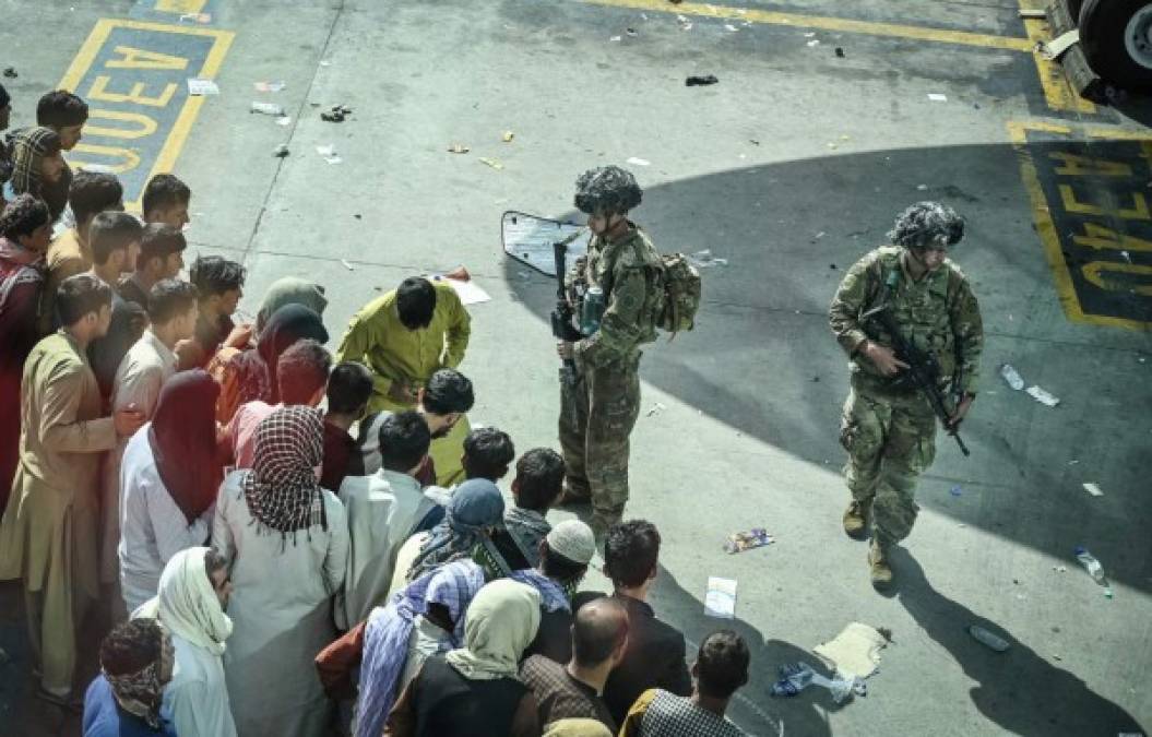 Aunque los civiles se reunieron en la parte de vuelos civiles del aeropuerto, las miles de personas que se concentraron en las pistas de aterrizaje obligaron a las fuerzas estadounidenses a enviar soldados para tratar de sacar a los afganos de las pistas de despegue de la zona militar.