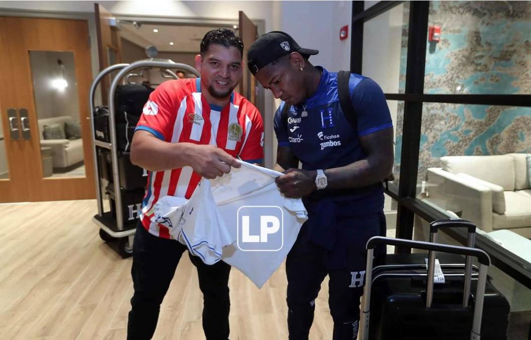 Romell Quioto autografió al aficionado una camiseta de la Selección de Honduras.