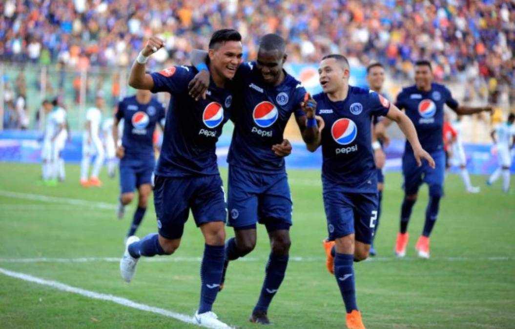 Denil Maldonado celebra su gol con Rubilio Castillo y Omar Elvir.
