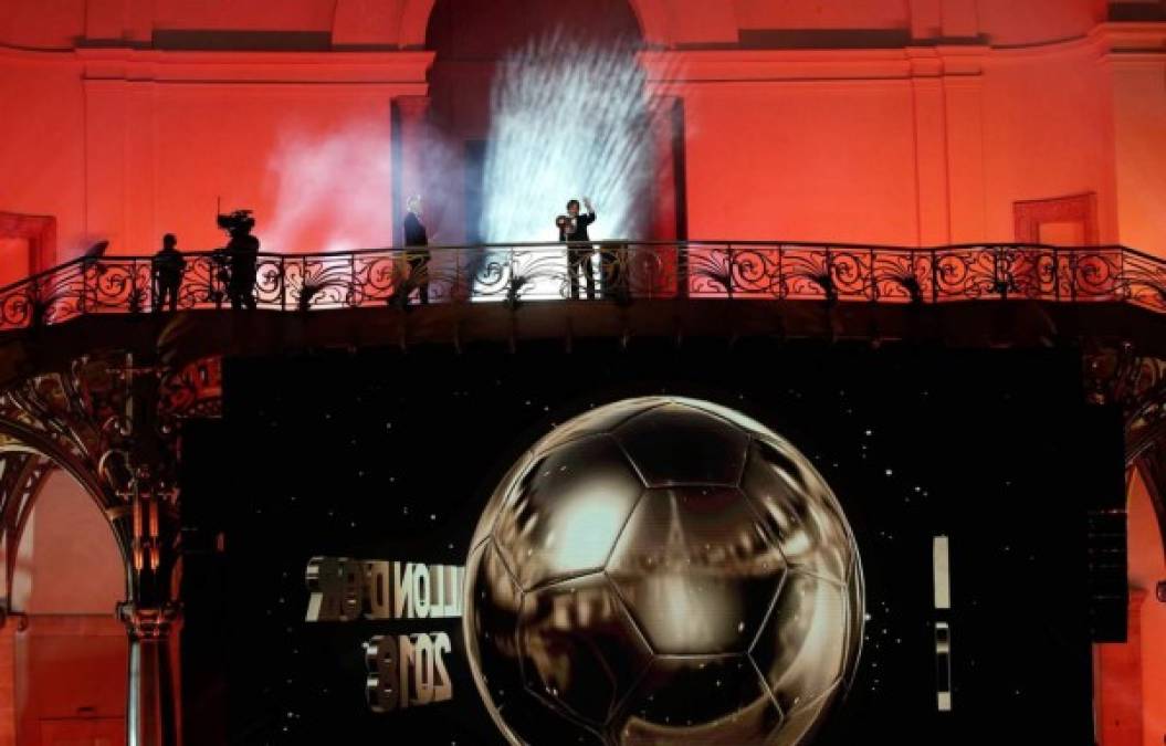 Espectacular imagen de Luka Modric sosteniendo su trofeo del Balón de Oro, en el Grand Palais de París.