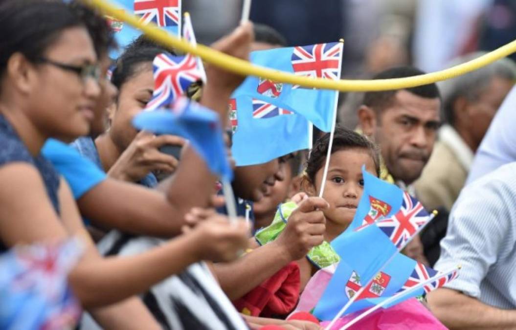 Absortos de los riesgos latentes una multitud de unas 15,000 personas recibieron a Harry y Meghan a su llegada a Suva, la capital de Fiyi.
