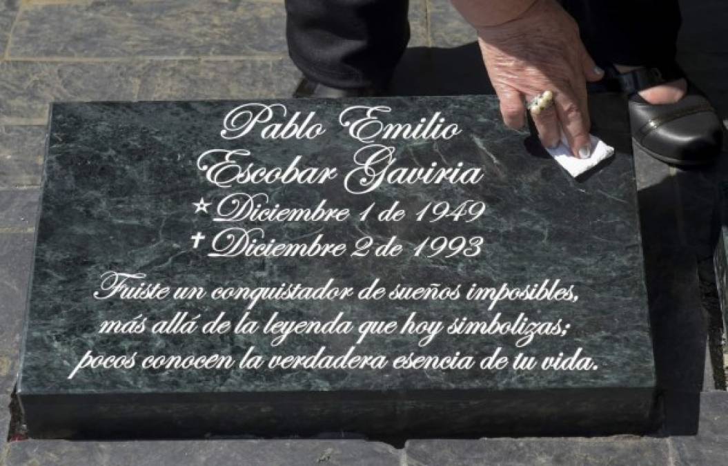 La hermana del narcotraficante colombiano, Luz María Escobar, limpió este día una placa en su tumba.