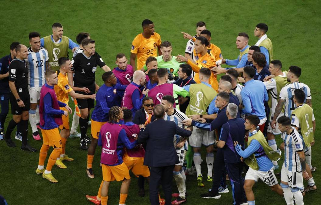 El partido Países Bajos-Argentina, de cuartos de final del Mundial de Qatar 2022, estuvo bravo e intenso. Los jugadores de ambas selecciones protagonizaron un zafarrancho en plena cancha.