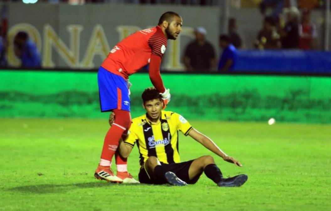 Consuelo. Edrick Mejívar llegó a levantar a Getsel Montes al final del partido.