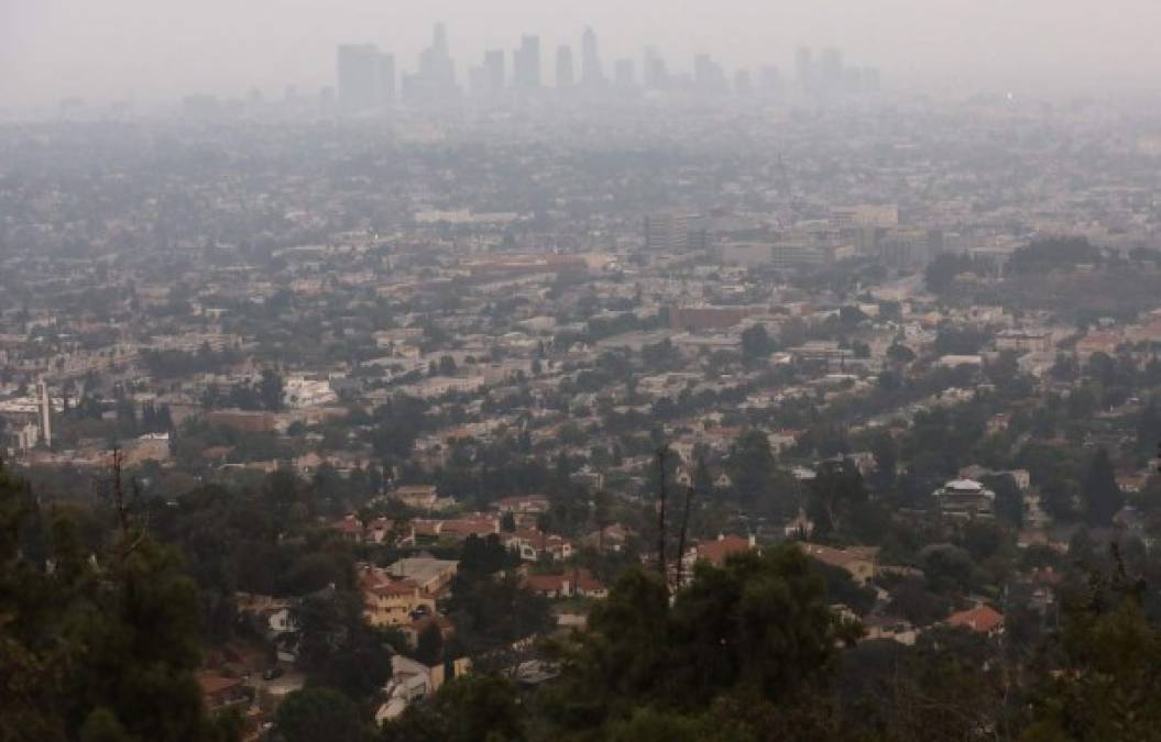 La calidad del aire por su parte en ciudades como Los Ángeles <br/>(California), Portland (Oregón), Seattle (Washington) y San Francisco (California) se ha visto afectada al punto que están entre las más contaminadas del mundo, según la clasificación de la compañía IQAir