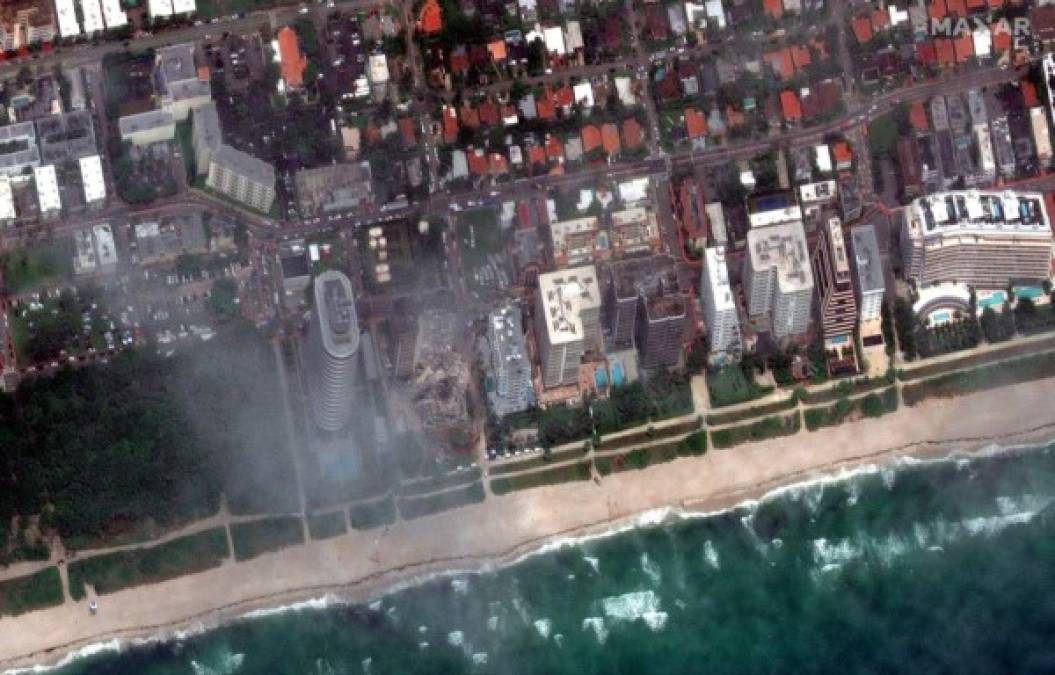 Entre las marañas de vigas y metal, montones de escombros, olores a goma y plástico carbonizados, bomberos, unidades caninas y grúas buscan debajo de las ruinas de las Torres Champlain. Las familias, cada vez más frustradas, se impacientan y temen que la elevada cifra de desaparecidos haga subir el número de muertos.