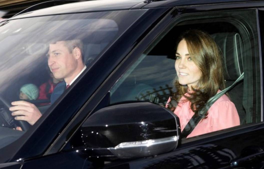 Kate fue vista usando un vestido satinado en color rosa con detalles en el pecho.<br/>Al igual que su concuña Middleton optó por lucir un vestido que ya ha utilizado en sus apariciones públicas.<br/><br/><br/><br/>