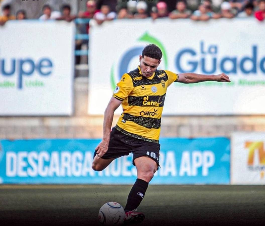 Jhow Benavídez manejó los hilos en el centro del campo del Real España.