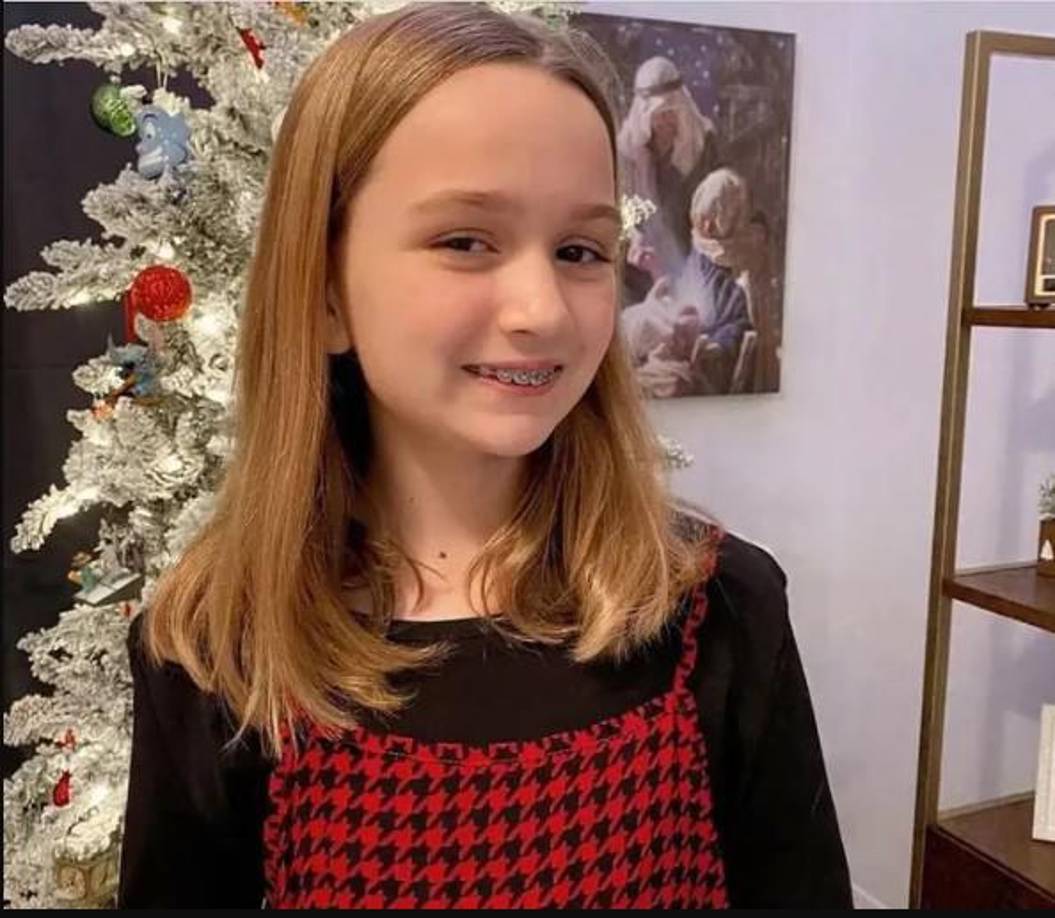 Luciendo aparatos ortopédicos y cabello rubio más oscuro, es difícil creer que la joven sonriente fuera capaz de una mirada de desconfianza tan ‘asesina’.