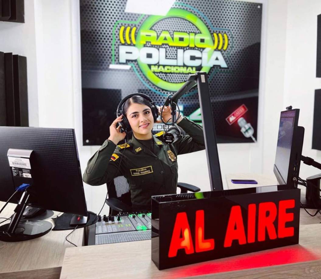 En la emisora que trabaja tiene a más de un oyente enamorado, así como también tiene a más de un internauta suspirando.