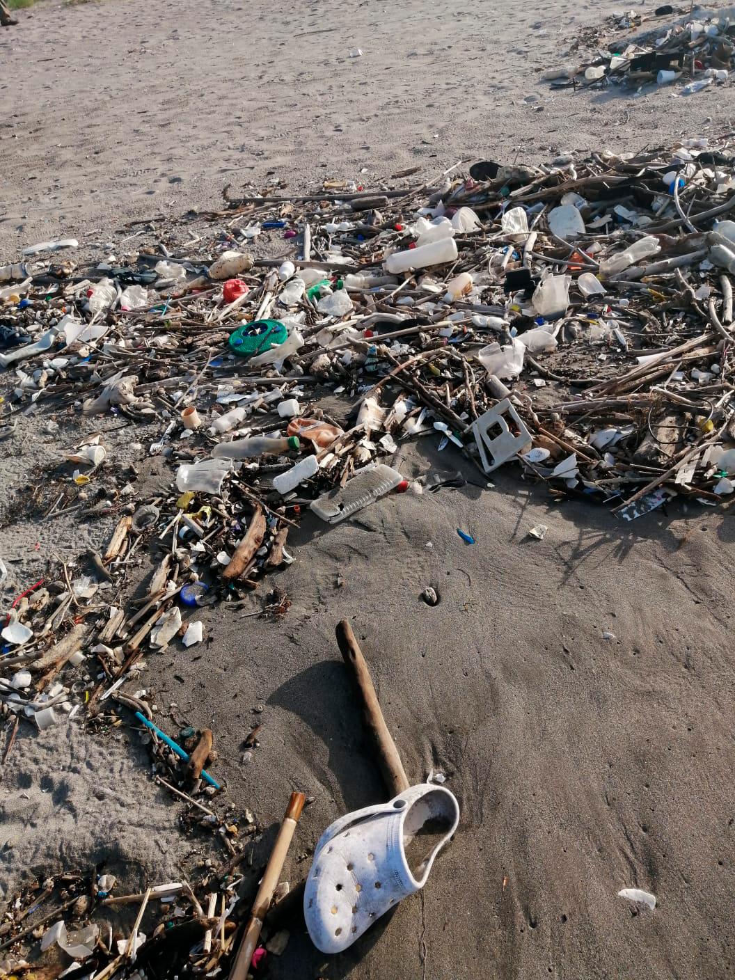 Toneladas de basura de Guatemala siguen llegando a las costas de Honduras