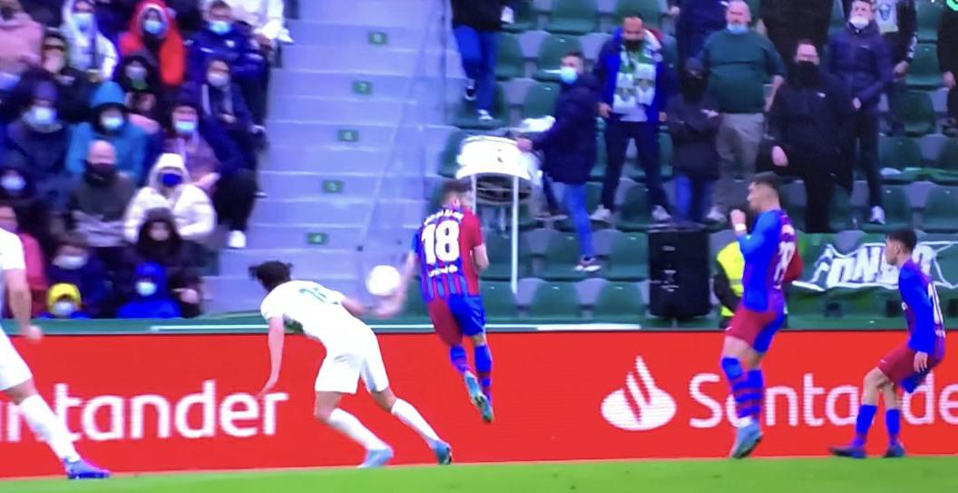¿Era para sancionarlo? Elche reclamó como penal una mano de Jordi Alba