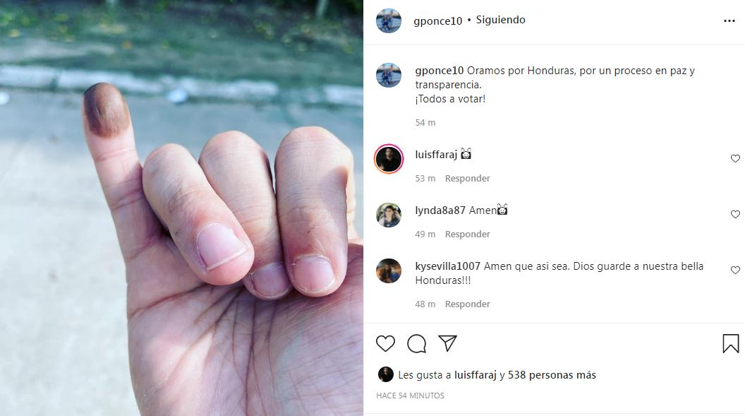 “Oramos por Honduras, por un proceso en paz y transparencia. ¡Todos a votar!”, animó el joven German Alonso, hijo del pastor German Ponce.