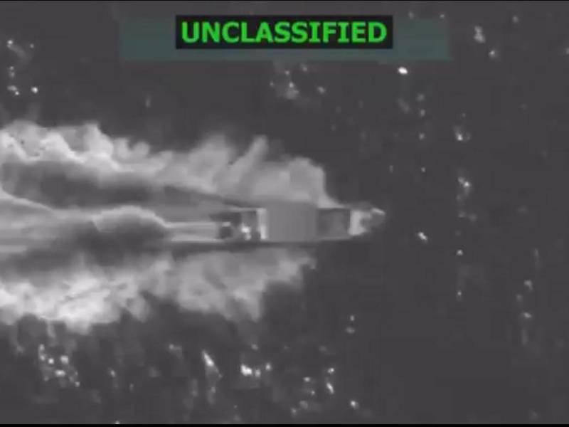 Captura de pantalla de un video publicado en la cuenta oficial de la red social X @SecWar del secretario del Departamento de Defensa estadounidense, Pete Hegseth, que muestra un ataque contra una embarcación en aguas del océano Pacífico.