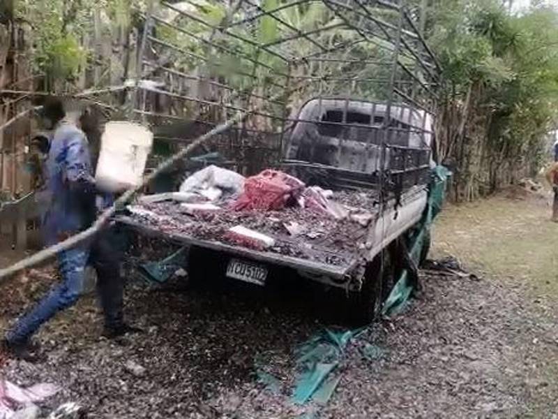 Fotografía muestra la manera en que quedó el camión que transportaba material pirotécnico en Trinidad, Copán.