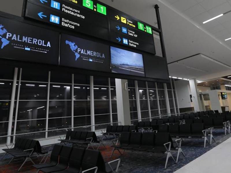 Instalaciones interiores modernas para recibir a pasajeros nacionales y a los turistas en la nueva terminal aérea de Honduras.