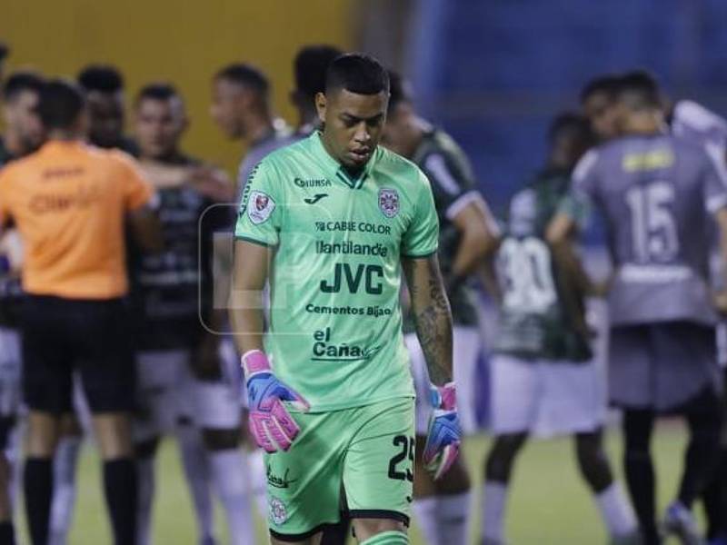 Tremenda confusión: La expulsión de Denovan Torres que casi termina en gol del Marathón