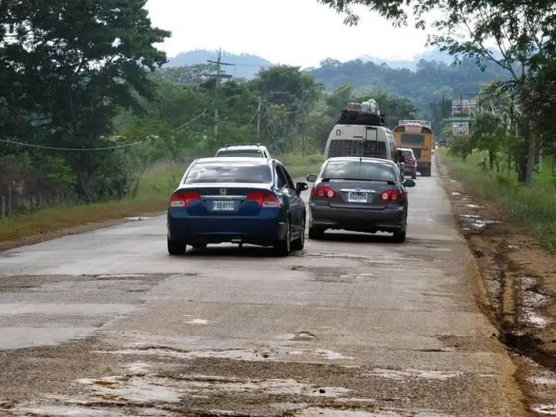 Los baches son la constante en la carretera entre Ticamaya (Choloma) y Cemcol (San Pedro Sula), una crucial ruta alterna de la región.