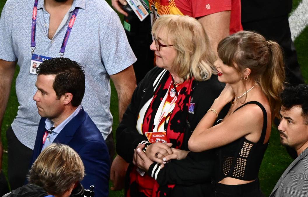Taylor Swift junto a su suegra Donna Kelce tras finalizar el juego. 