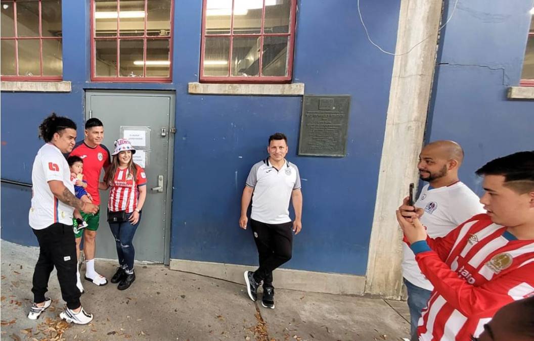 Muy sonriente y alegre posaba ‘Chelito’ Martínez con los hinchas del Olimpia.