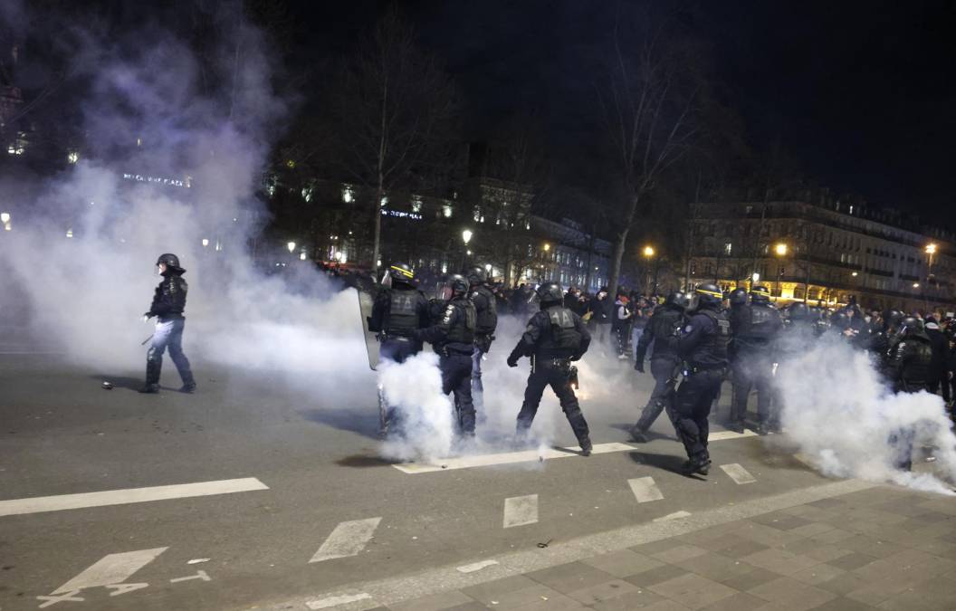 Violentas protestas en París contra la reforma de pensiones de Macron