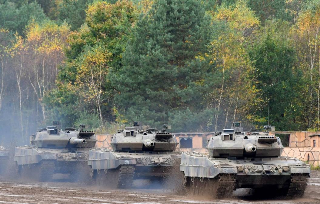 El Leopard 2 tiene un peso de cerca de 60 toneladas, puede desarrollar una velocidad cercana a los 70 kilómetros por hora, tiene la capacidad de atravesar zonas inundadas y ríos de hasta 4 metros de profundidad y dispone de un periscopio.