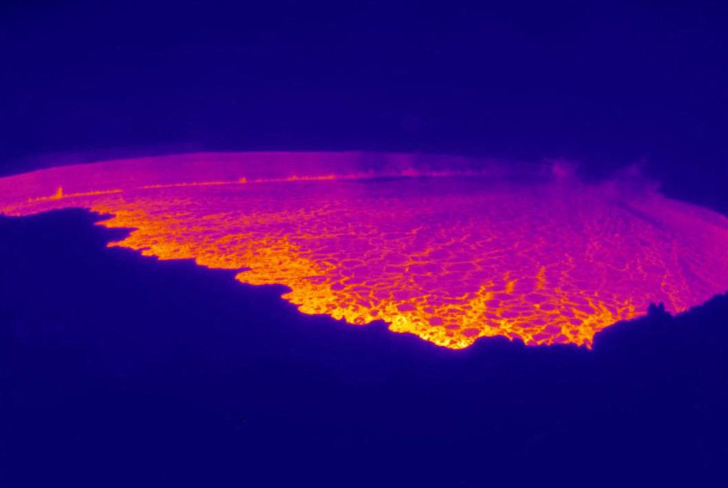 El volcán más grande del mundo entra en erupción en Hawái
