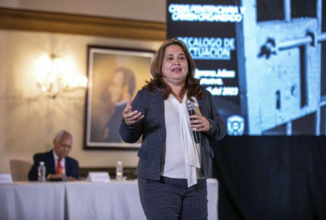 Julissa Villanueva es suspendida de la comisión interventora