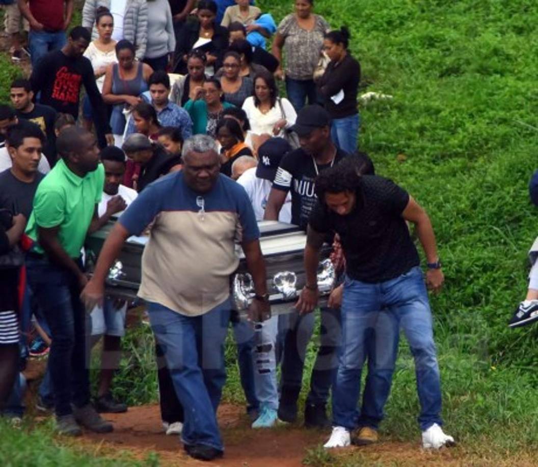 El sepelio se efectuó alrededor de las 4:00 de la tarde en el cementerio San Isidro de La Ceiba.