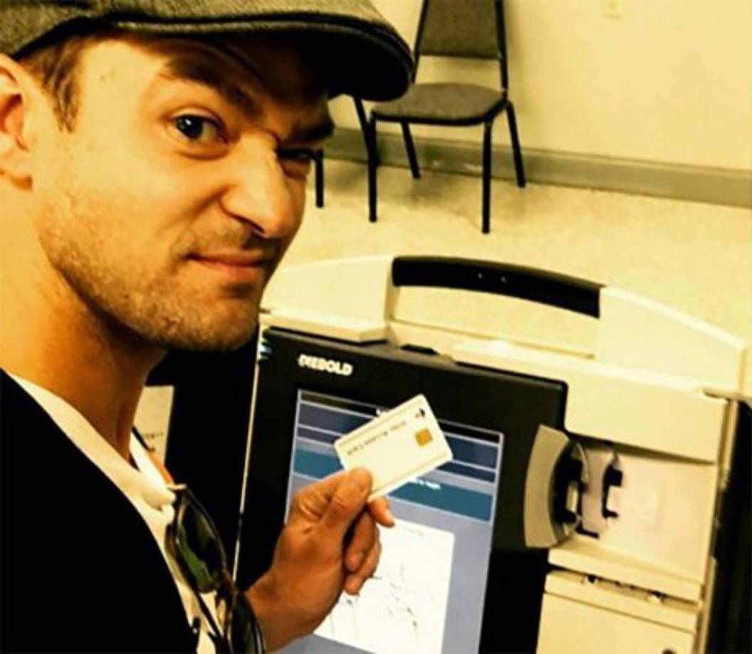 Justin Timberlake se metió en problemas por publicar esta imagen en su cuenta de Instagram. El cantante y actor viajó hasta Memphis (Tennessee), su ciudad natal, para aprovechar el período de votación temprana. Lo que no sabía es que está penado tomarse una foro en el centro de votación. 'No hay excusas! También puede haber voto anticipado en vuestra ciudad, y si no está el 8 de noviembre!', decía el mensaje con el que acompañaba la foto que ya ha eliminado de sus redes sociales.