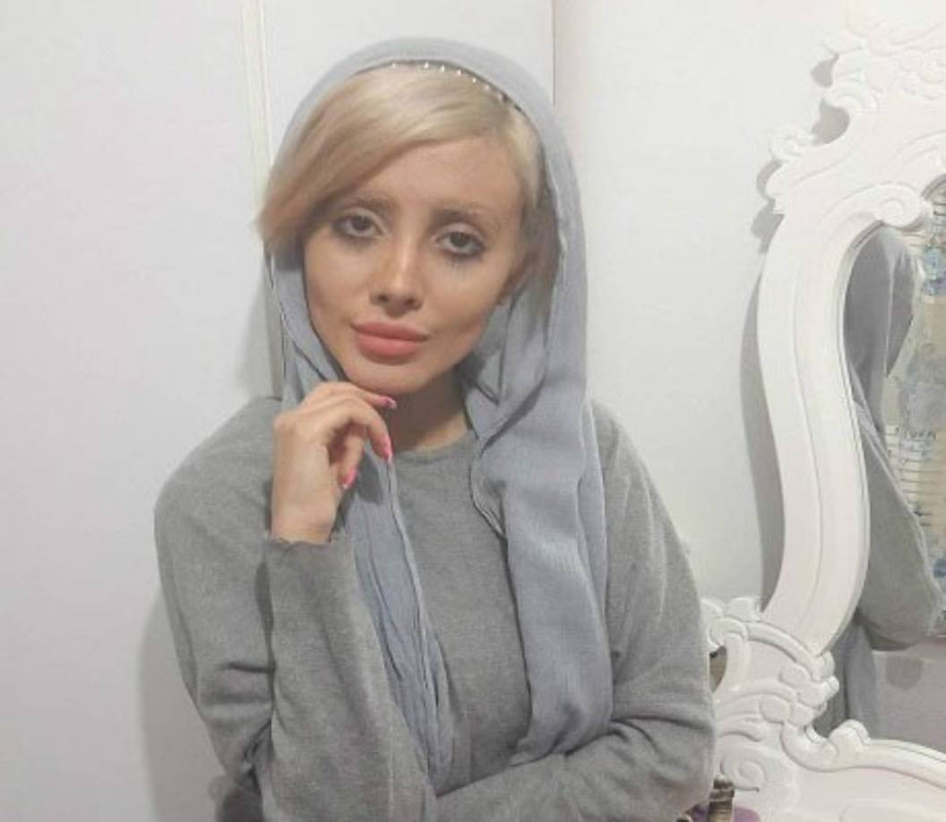 En las fotos de la joven si todas las modificaciones que ella misma hace, Sahar luce como una mujer normal, y de hecho, muy bonita.