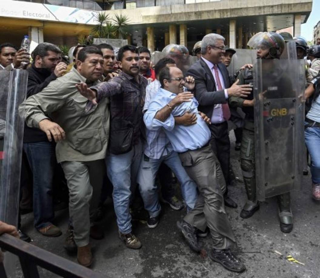 Los manifestantes agredieron a algunos diputados.