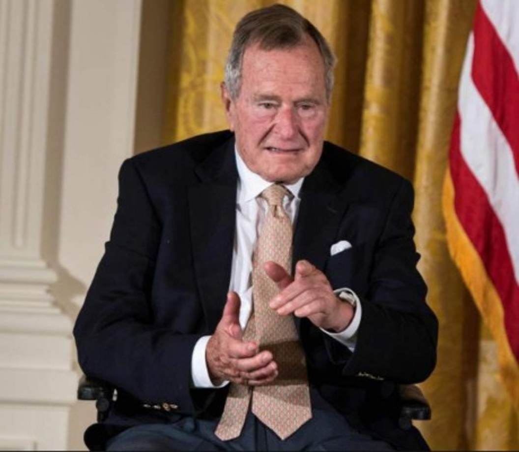 El expresidente de EE.UU. George H.W. Bush (1989-1993) murió el viernes 30 de noviembre a los 94 años. La noticia fue confirmada por su hijo y también expresidente, George W. Bush (2001-2009).<br/><br/>Bush, quien nació en junio de 1924, murió ocho meses después de que lo hiciera su esposa, la exprimera dama Barbara Bush, con la que estuvo casado 73 años.<br/><br/>El expresidente gobernó de 1989 a 1993 durante el final de la Guerra Fría y ganó la primera guerra del Golfo.<br/><br/>Tras el anuncio de su muerte se multiplicaron distintos homenajes. El expresidente, condecorado 'héroe de guerra' y antiguo director de la CIA, vio como su hijo George seguía sus pasos y llegaba a la Casa Blanca.