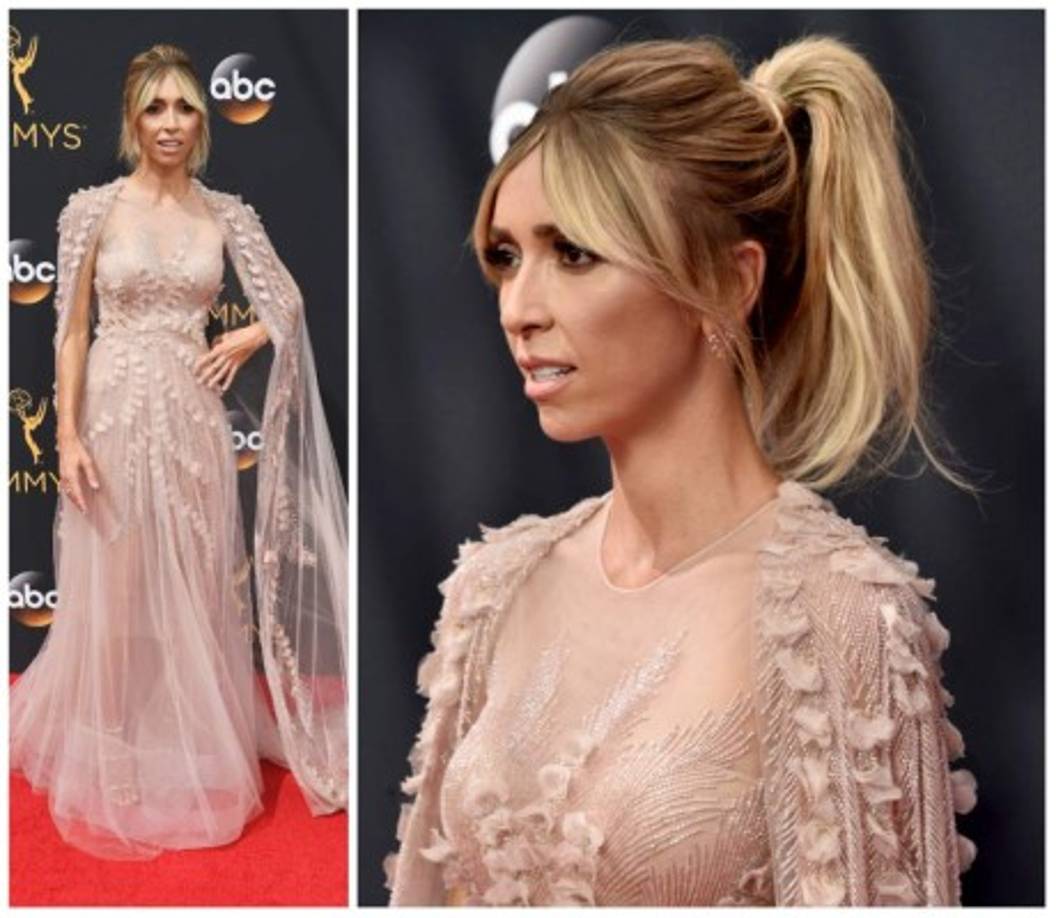 La presentadora de E!, Giuliana Rancic, llegó vestida de Georges Chakra en la alfombra de los premios Emmy 2016.