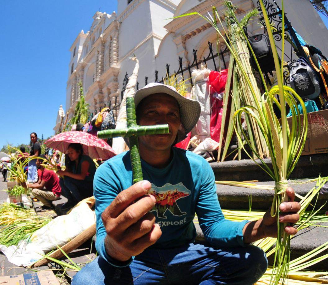 Hondureños compran palmas para el Domingo de Ramos