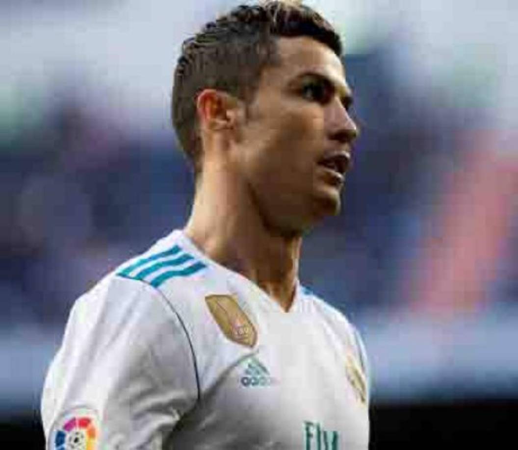 Cristiano Ronaldo: El delantero portugués se rebela y le exige al Real Madrid 80 millones de euros brutos por temporada para seguir en el club madridsta. Además diarios como Marca informan que le habría dicho a sus compañaeros que no seguirá en el equipo merengue.