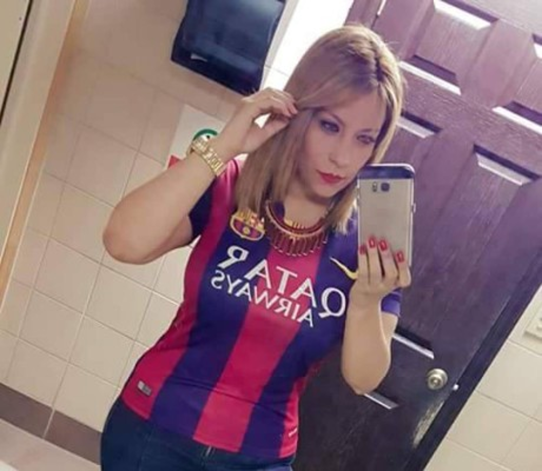 En el campo internacional le va al FC Barcelona, el actual campeón de España. Es una admiradora del juego del crack argentino Lionel Messi.