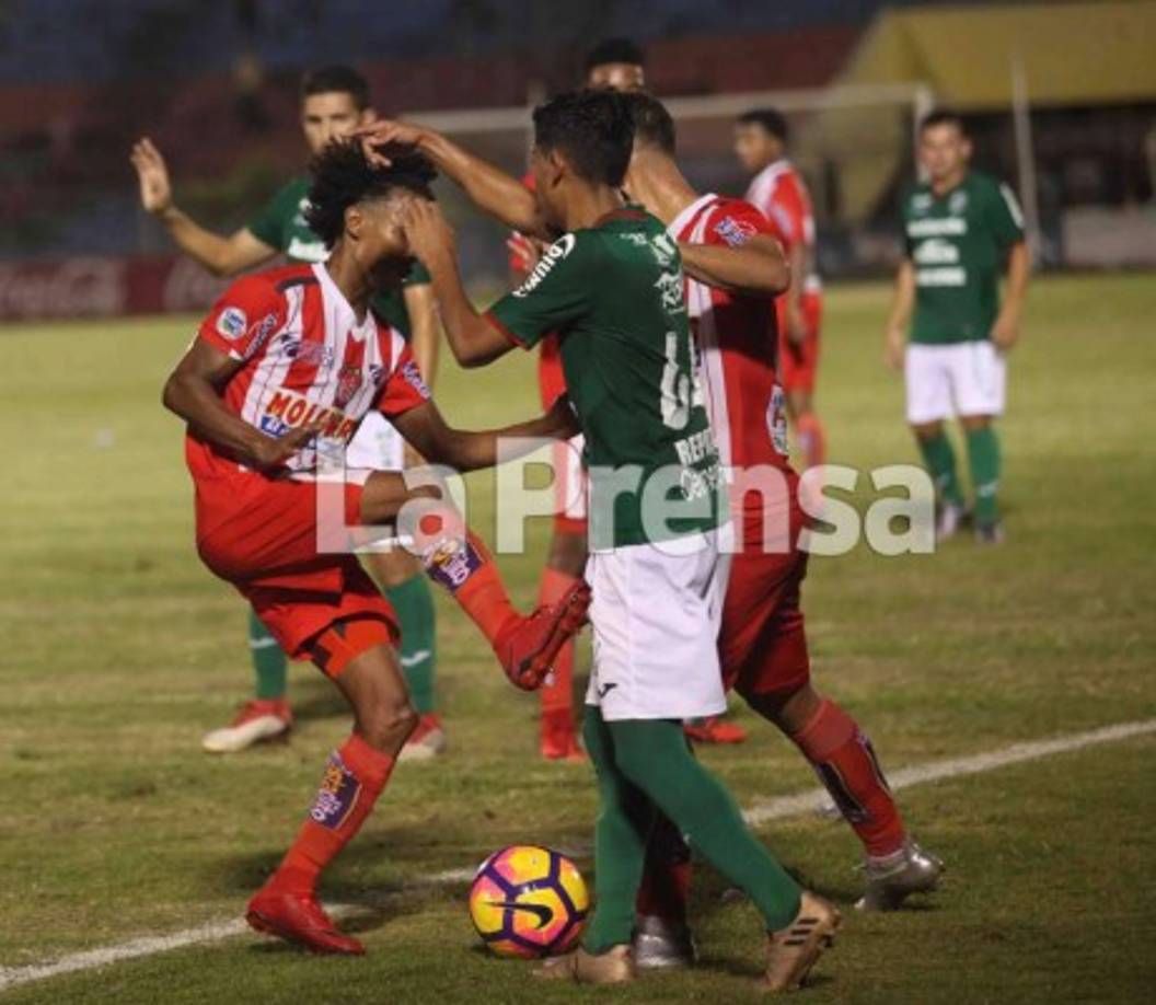 Miguel Valerio y Christian Cálix comenzaron a pegarse.