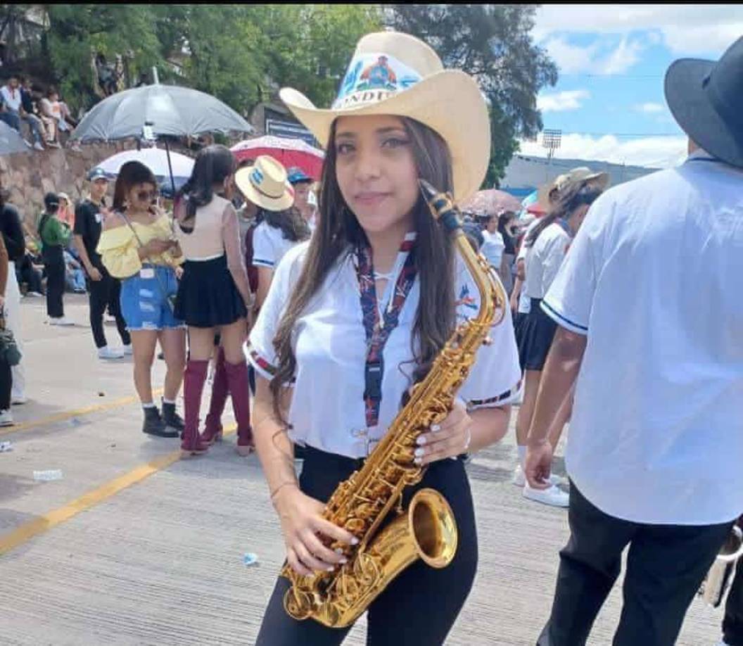 “Siempre te recordaremos no es posible, una persona tan alegre, maravillosa con tantos sueños y metas Un abrazo hasta el cielo mi zarquita”, le dedicó unas líneas una de sus amigas.